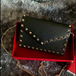 Authentic VALENTINO Garavani Rockstud Envelope Wallet Bag